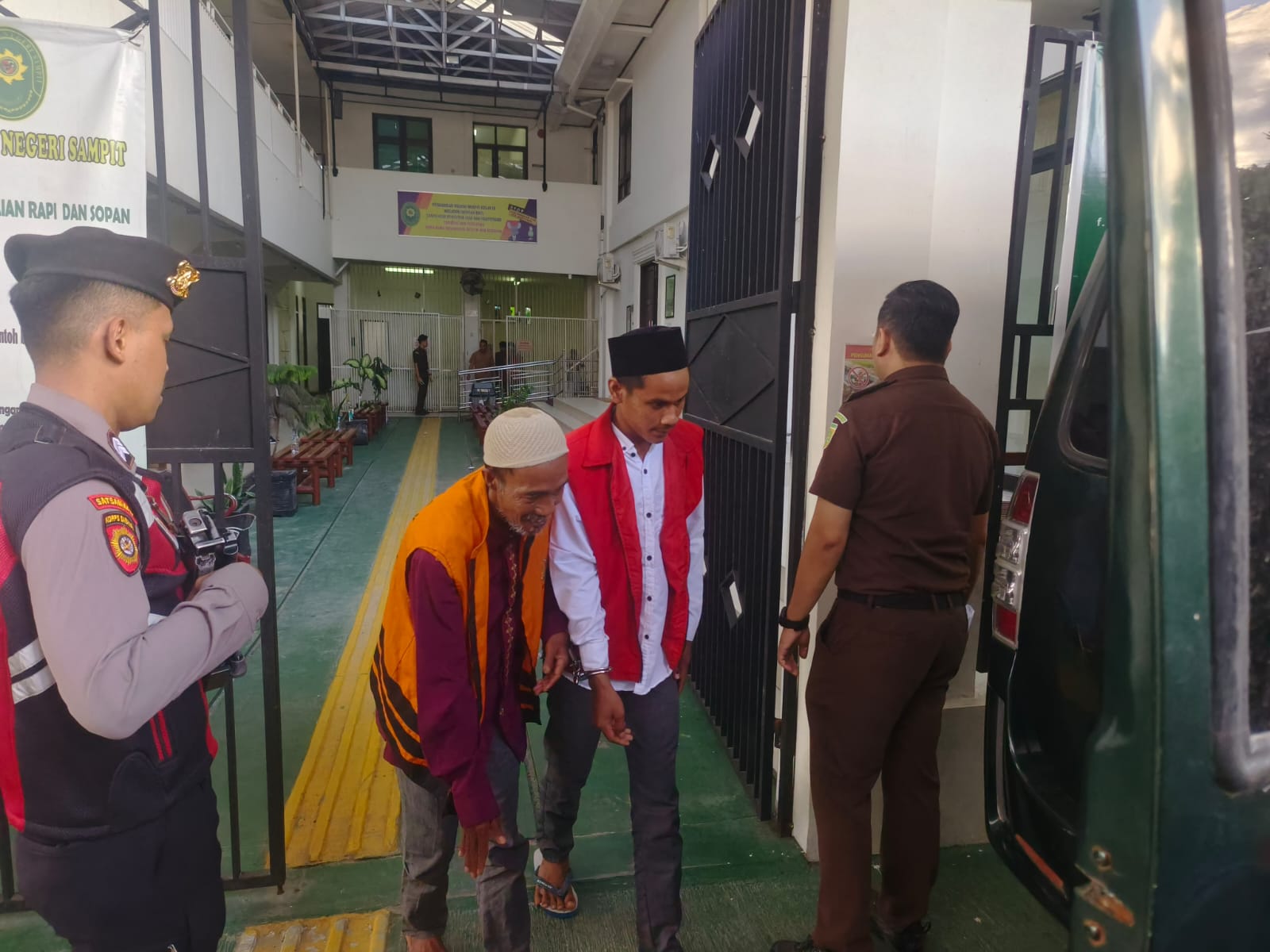 Kawal 26 Tahanan ke Pengadilan, Satsamapta Polres Kotim Pastikan Sidang Berjalan Aman Tanpa Gangguan