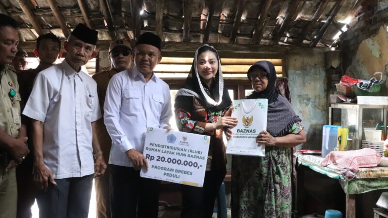 Tangis Haru Ibu Rodiyah Pecah,Terima Bantuan RTLH dari Pemkab Brebes