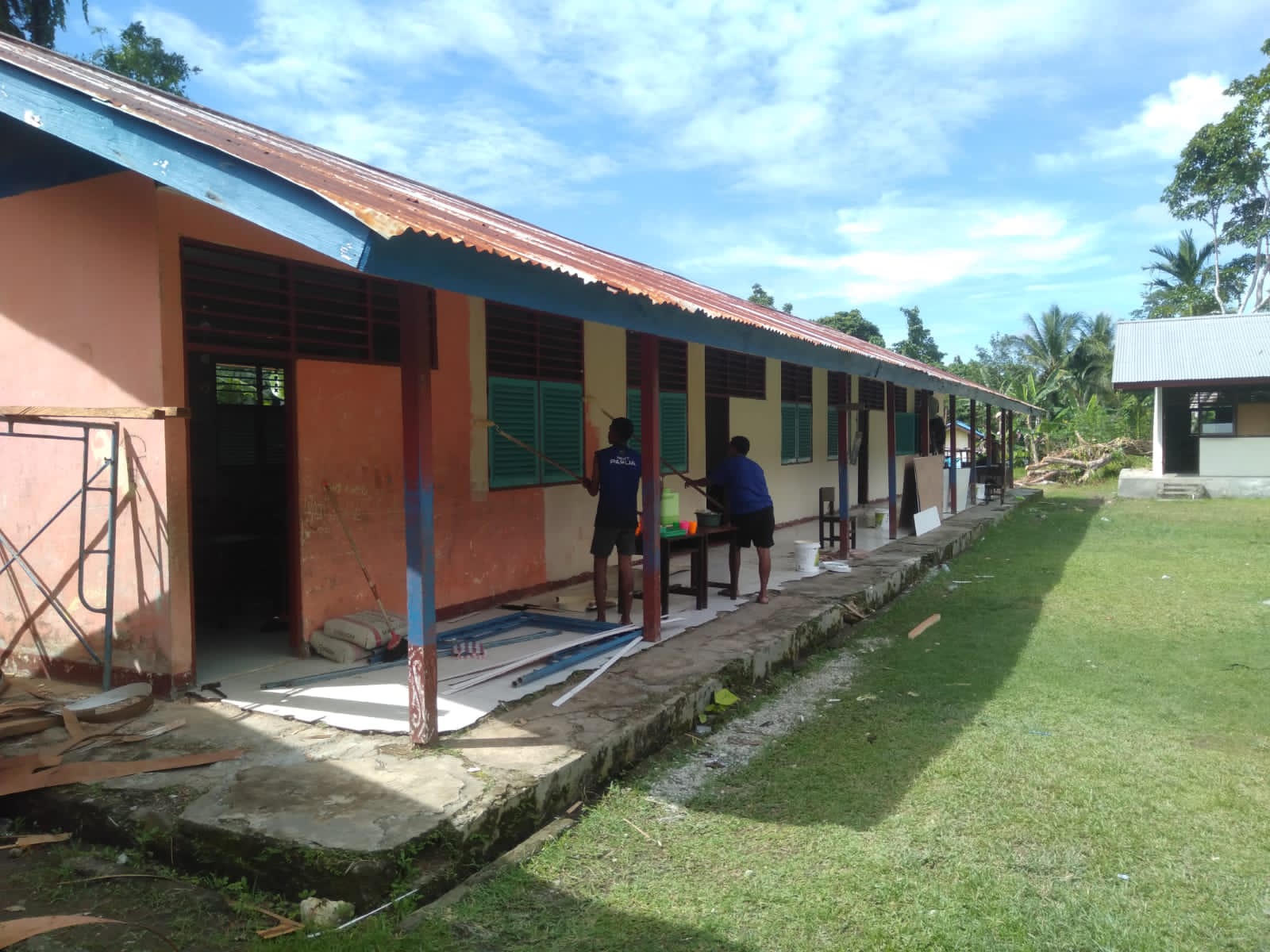 TNI Percepat Renovasi Sekolah melalui TMMD Ke-128, Progres SD Inpres 62 Asai Masuki Tahap Finishing
