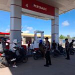 Cegah Kelangkaan, Satsamapta Polres Kotim Patroli SPBU Hasan Mansyur: Warga Diminta Tertib Antre BBM