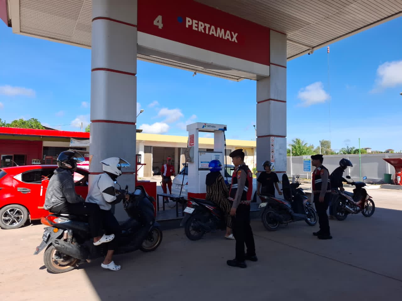 Cegah Kelangkaan, Satsamapta Polres Kotim Patroli SPBU Hasan Mansyur: Warga Diminta Tertib Antre BBM
