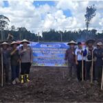Polsek Arsel Dan Petani Tanam Serempak Jagung Hibrida Di Lahan 7 Hektar