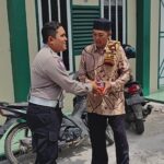 Perkuat Silaturahmi, Satlantas Polres Kotim Bagikan Nasi Kotak kepada Jemaah Masjid Jami Assalam
