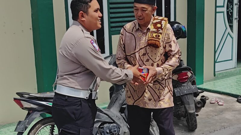 Perkuat Silaturahmi, Satlantas Polres Kotim Bagikan Nasi Kotak kepada Jemaah Masjid Jami Assalam