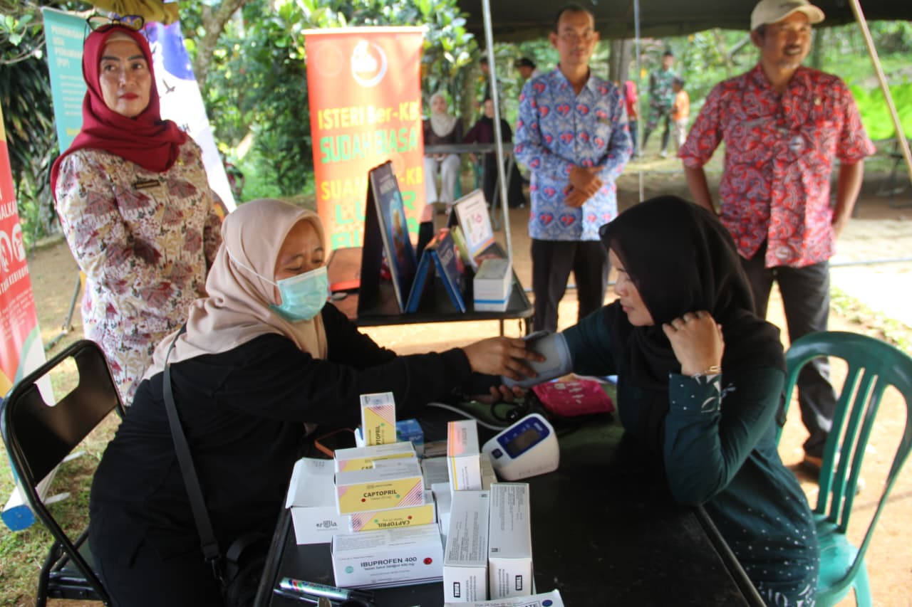 Kodim 0621/Kab.Bohor TMMD ke 128 Warga Desa Banyuasin Antusias, Serbu Penyuluhan Kesehatan Terpadu