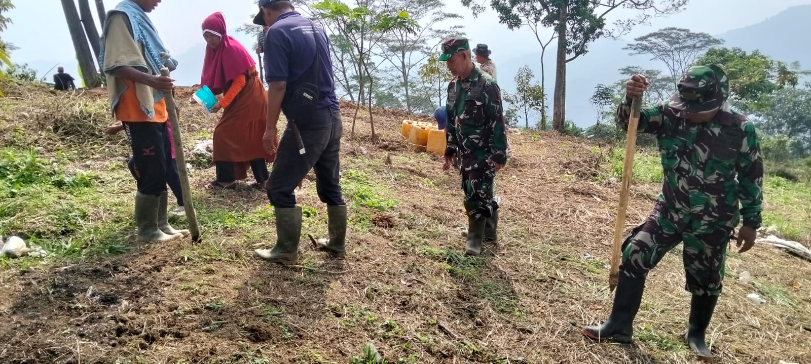 Satgas TMMD ke 128 dan Masyarakat Banyuasih Kompak Bangun Lumbung Pangan di Cigudeg