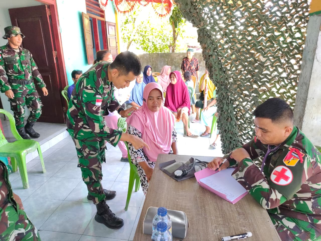 Satgas Pamtas RI–Malaysia Yonarmed 19/Bogani Gelar Pengobatan Gratis Bagi Masyarakat Desa Tombolango