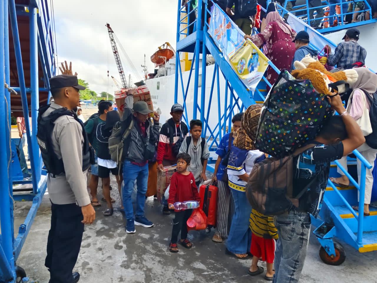 Cegah Tindak Pidana Didalam Kapal, Polsek KP Mentaya Amankan Keberangkatan KM.KIRANA III di Pelabuhan Pelindo.