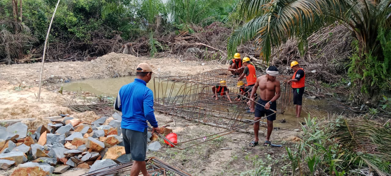 Meski Kendala Hujan dan Tergenang air, Semangat Personel Pantang Surut