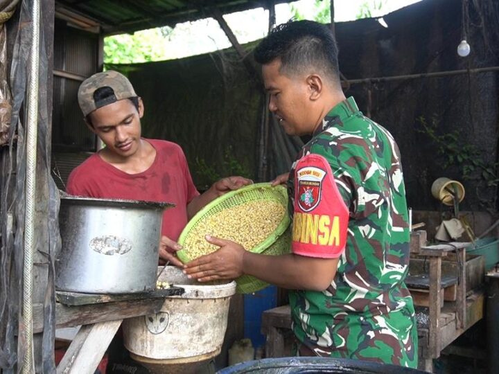 Kampung Pancasila Jadi Wadah Persatuan, Babinsa Kodim 1015-03/Mentawa Baru Ketapang Aktif Bangun Komunikasi dengan Warga
