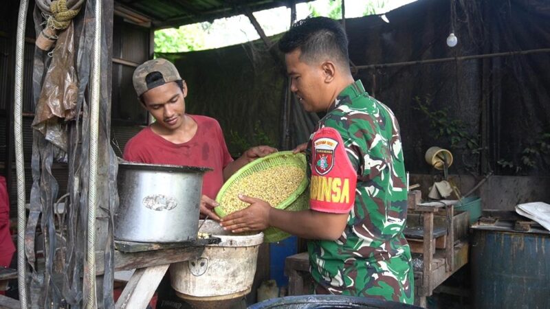 Kampung Pancasila Jadi Wadah Persatuan, Babinsa Kodim 1015-03/Mentawa Baru Ketapang Aktif Bangun Komunikasi dengan Warga