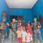 Berikan Rasa Nyaman Saat Belajar, Satgas Yonif 763/SBA Bersihkan Lingkungan Sekitar Sekolah