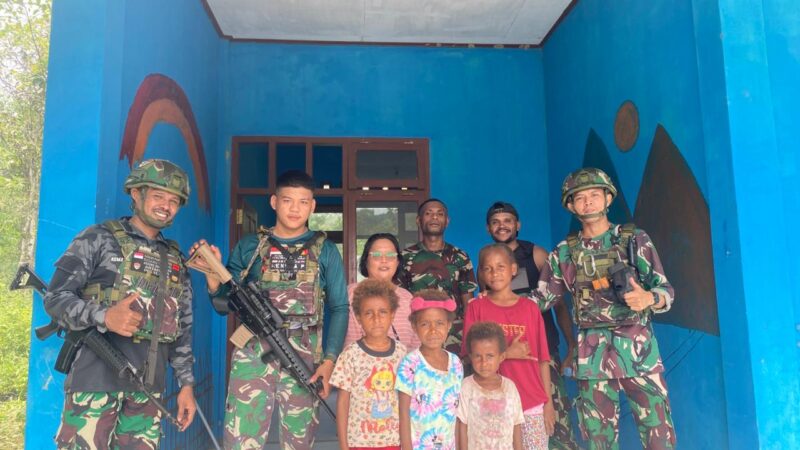 Berikan Rasa Nyaman Saat Belajar, Satgas Yonif 763/SBA Bersihkan Lingkungan Sekitar Sekolah