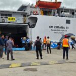 Jamin Keamanan Penumpang, Polsek KPM Polres Kotim Kawal Ketat Keberangkatan KM Kirana III di Pelabuhan Sampit
