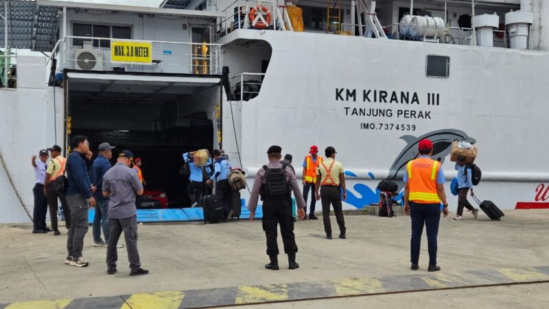 Jamin Keamanan Penumpang, Polsek KPM Polres Kotim Kawal Ketat Keberangkatan KM Kirana III di Pelabuhan Sampit