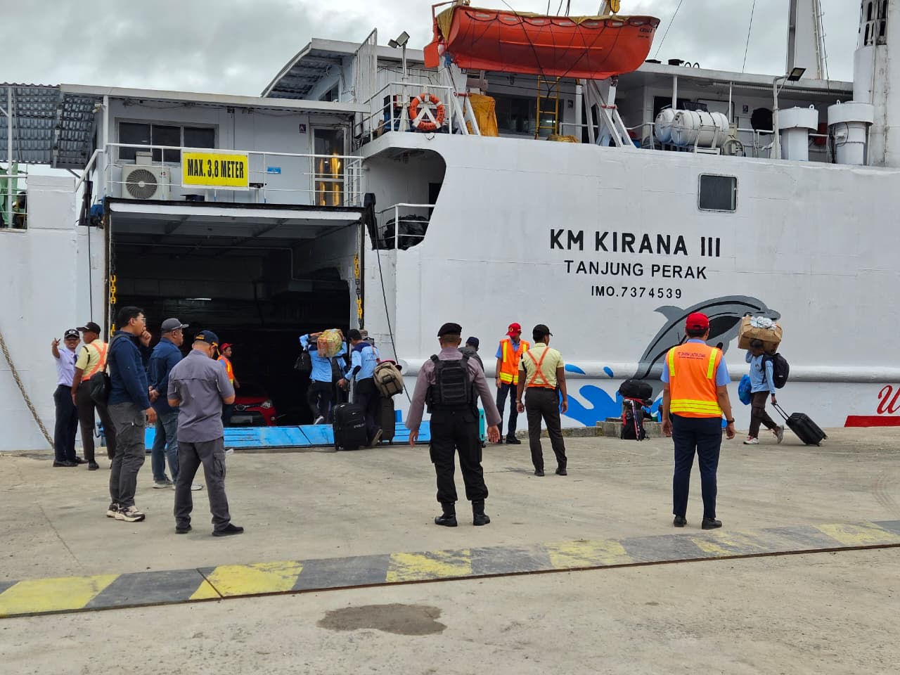 Jamin Keamanan Penumpang, Polsek KPM Polres Kotim Kawal Ketat Keberangkatan KM Kirana III di Pelabuhan Sampit