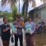Polsek Mentaya Hulu Salurkan Bantuan Door to Door untuk Warga Terdampak Banjir di Kuala Kuayan
