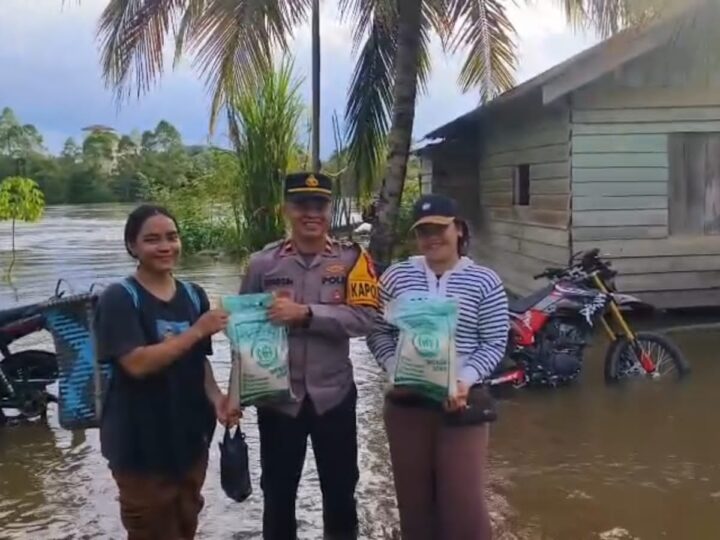 Polsek Mentaya Hulu Salurkan Bantuan Door to Door untuk Warga Terdampak Banjir di Kuala Kuayan