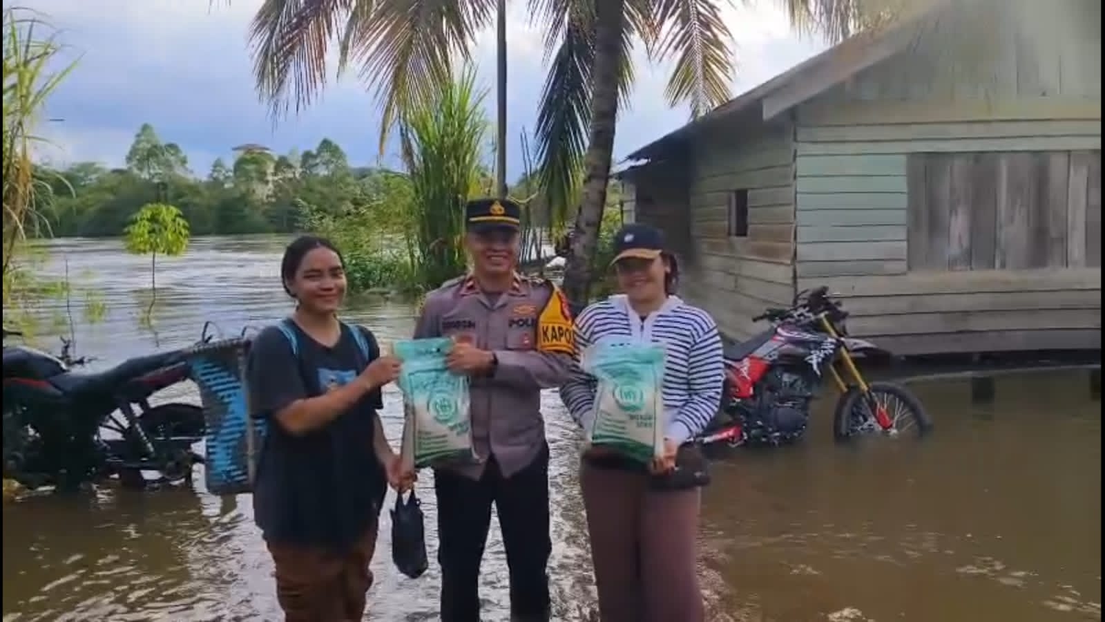 Polsek Mentaya Hulu Salurkan Bantuan Door to Door untuk Warga Terdampak Banjir di Kuala Kuayan