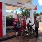 Antisipasi Kelangkaan Pasca Penyesuaian Harga, Polsek Cempaga Hulu Kawal dan Pastikan Stok BBM di SPBU Pelantaran Aman
