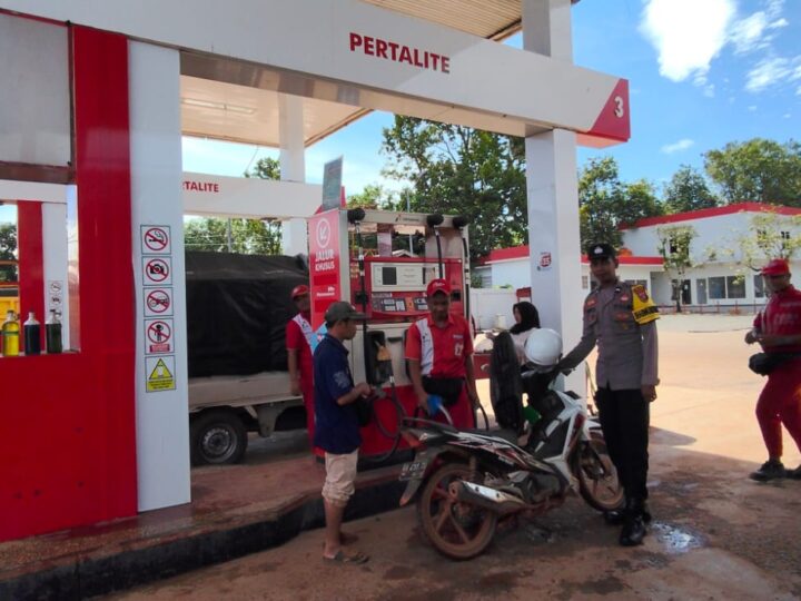 Antisipasi Kelangkaan Pasca Penyesuaian Harga, Polsek Cempaga Hulu Kawal dan Pastikan Stok BBM di SPBU Pelantaran Aman