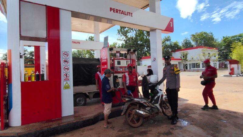 Antisipasi Kelangkaan Pasca Penyesuaian Harga, Polsek Cempaga Hulu Kawal dan Pastikan Stok BBM di SPBU Pelantaran Aman