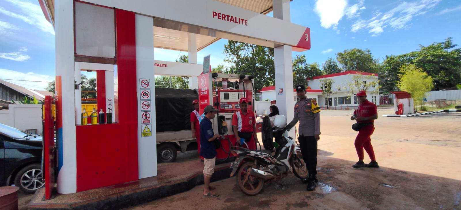 Antisipasi Kelangkaan Pasca Penyesuaian Harga, Polsek Cempaga Hulu Kawal dan Pastikan Stok BBM di SPBU Pelantaran Aman