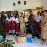 Satgas Pamtas RI–Malaysia Yonarmed 19/Bogani Tebar Semangat Literasi dengan Bagikan Buku kepada Pelajar di Lolak