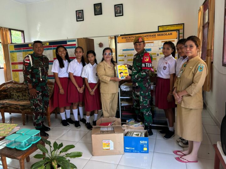 Satgas Pamtas RI–Malaysia Yonarmed 19/Bogani Tebar Semangat Literasi dengan Bagikan Buku kepada Pelajar di Lolak