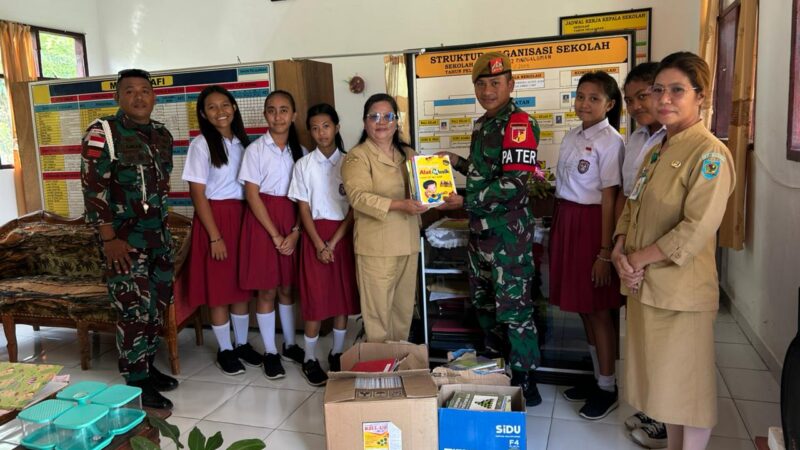Satgas Pamtas RI–Malaysia Yonarmed 19/Bogani Tebar Semangat Literasi dengan Bagikan Buku kepada Pelajar di Lolak
