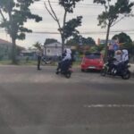 Personel polres Kotawaringin Barat Kobar Melaksanakan Kegiatan Pengaturan Lalu Lintas.