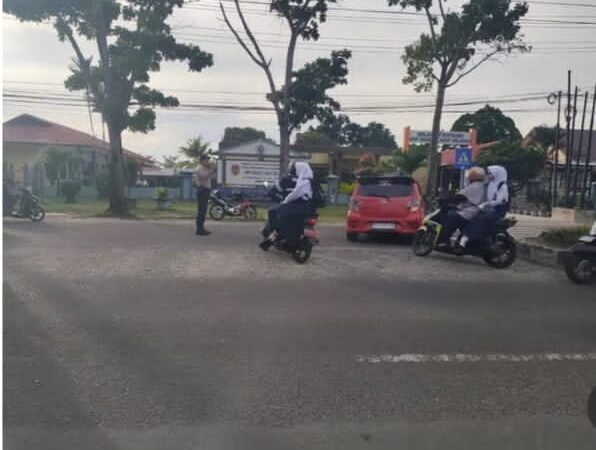 Personel polres Kotawaringin Barat Kobar Melaksanakan Kegiatan Pengaturan Lalu Lintas.