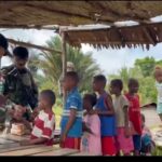 Satgas Yonif 763/SBA Berbagi Keceriaan Bersama Anak-Anak di Kampung Bori
