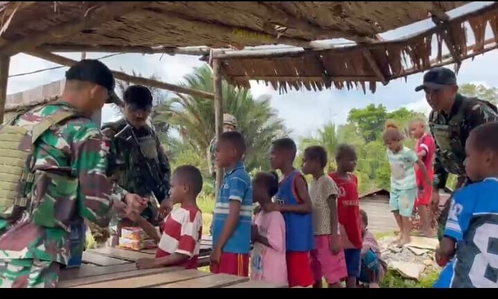 Satgas Yonif 763/SBA Berbagi Keceriaan Bersama Anak-Anak di Kampung Bori