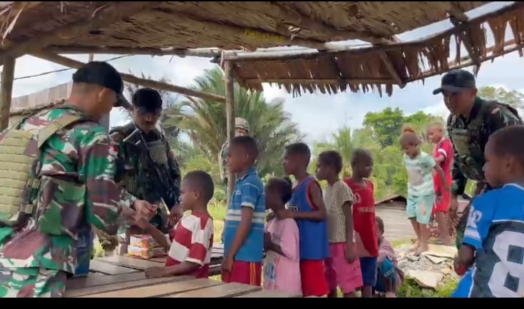 Satgas Yonif 763/SBA Berbagi Keceriaan Bersama Anak-Anak di Kampung Bori