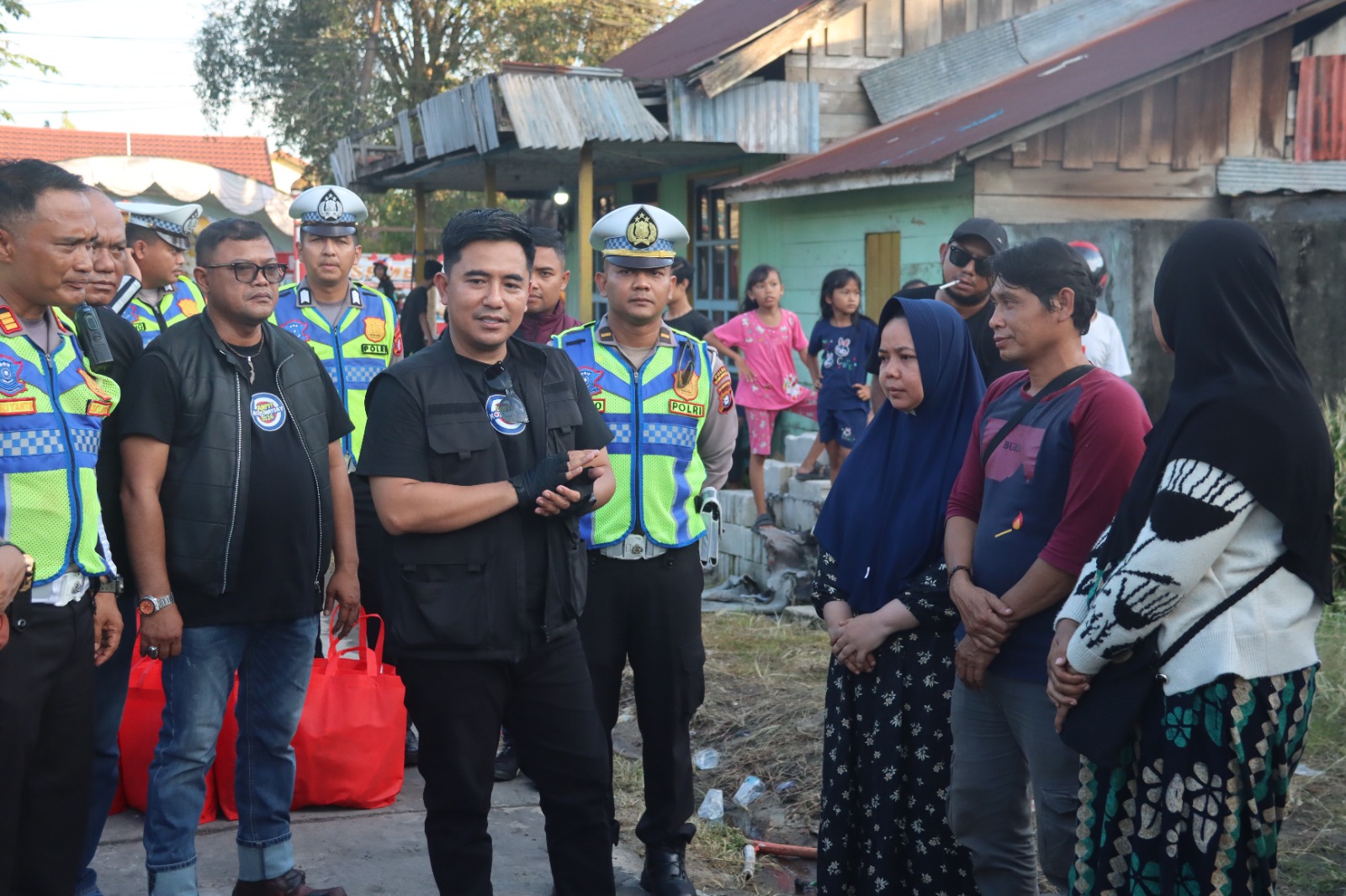 Polres Kotim Dan Komunitas Otomotif Salurkan Baksos untuk Korban Kebakaran