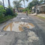 JALAN RAYA CILEJET TENJO RUSAK PARAH, MENGANGGU LALU LINTAS DAN BERBAHAYA UNTUK PENGGUNA JALAN