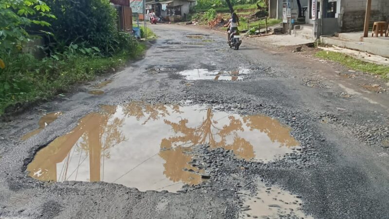 JALAN RAYA CILEJET TENJO RUSAK PARAH, MENGANGGU LALU LINTAS DAN BERBAHAYA UNTUK PENGGUNA JALAN