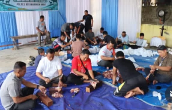 Polres Kotawaringin Barat Memotong Hewan Kurban 15 Sapi dan 3 Ekor Kambing Untuk Hari Raya Idul Adha 1447 H.
