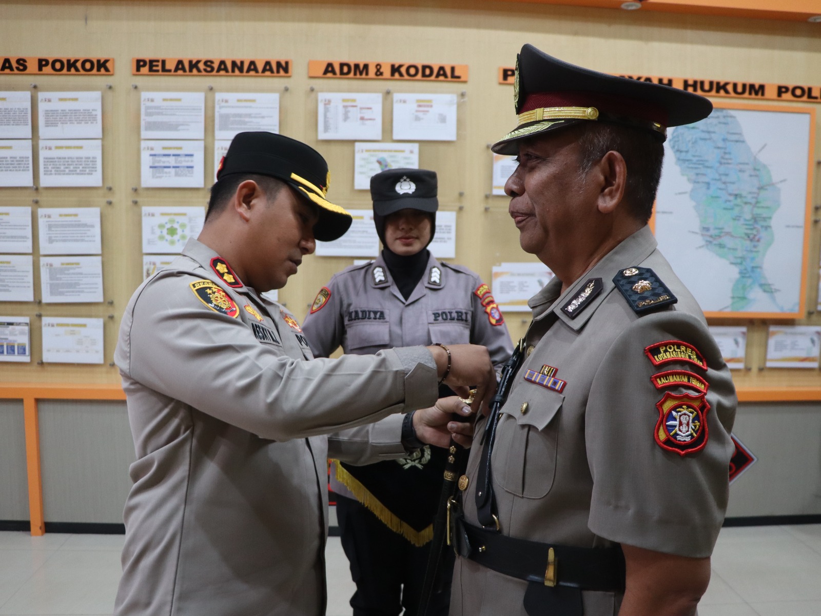 Kapolres Kotim Pimpin Upacara Penyerahan Jabatan Kabaglog dan Pelepasan Purnatugas Personel