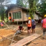 Pasca Banjir, TNI dan Warga Gerak Cepat Kuras Lubang Pondasi Jembatan Garuda