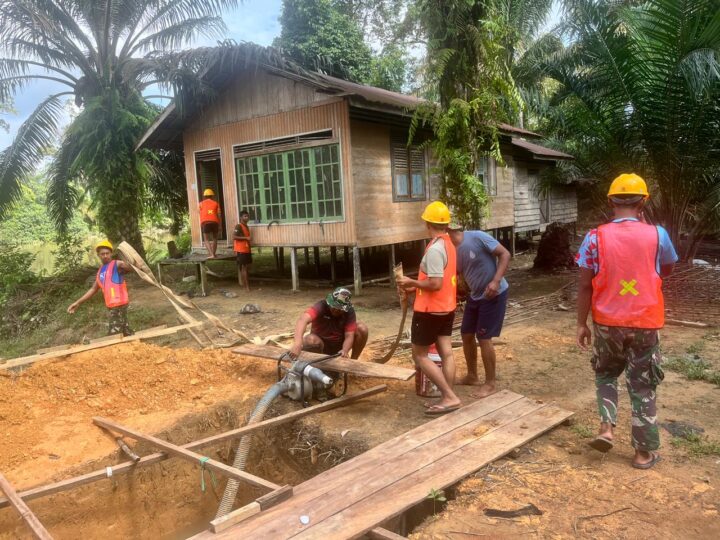 Pasca Banjir, TNI dan Warga Gerak Cepat Kuras Lubang Pondasi Jembatan Garuda