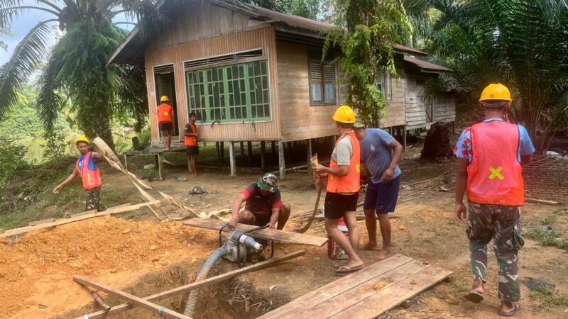 Pasca Banjir, TNI dan Warga Gerak Cepat Kuras Lubang Pondasi Jembatan Garuda