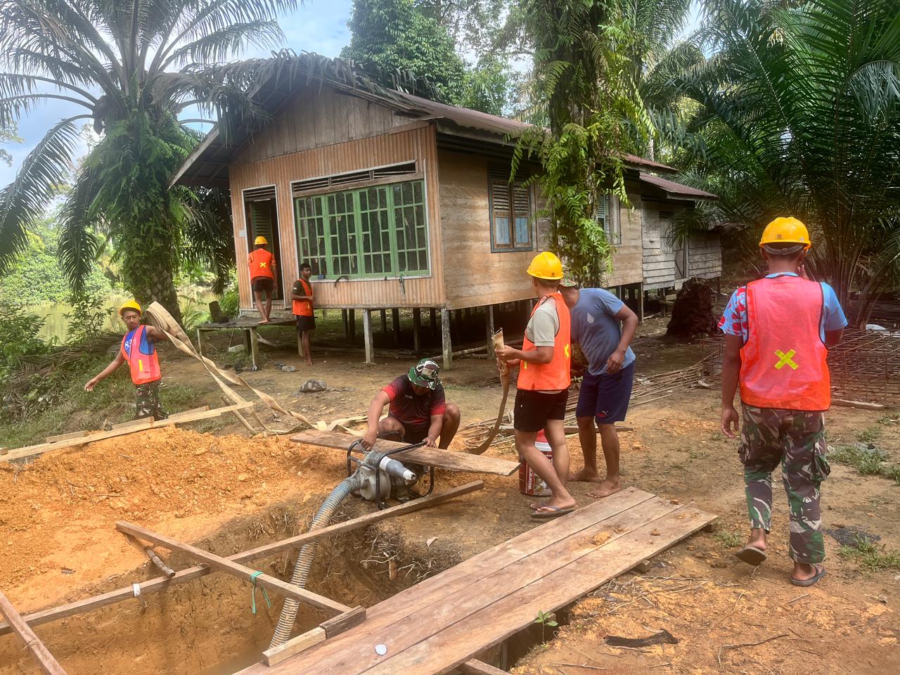 Pasca Banjir, TNI dan Warga Gerak Cepat Kuras Lubang Pondasi Jembatan Garuda