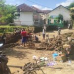 Kecewa Tak Tersentuh Pembangunan, Warga Cipanengkas Sukabumi Swadaya Perbaiki Jalan Menuju Curug Banteng