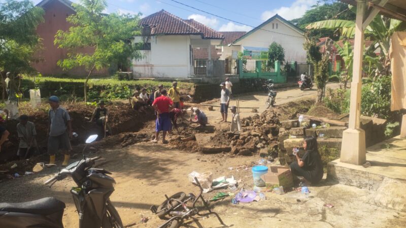 Kecewa Tak Tersentuh Pembangunan, Warga Cipanengkas Sukabumi Swadaya Perbaiki Jalan Menuju Curug Banteng