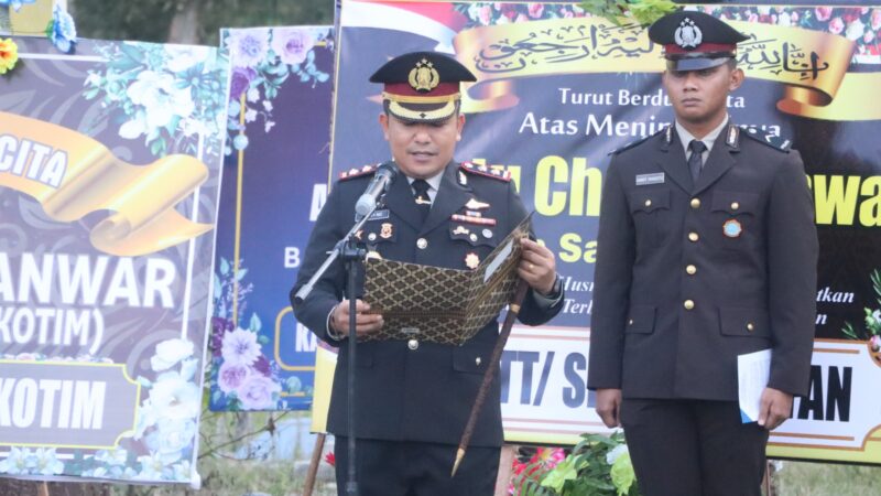 Kapolres Kotim Pimpin Upacara Pemberangkatan dan Pemakaman Alm. Aiptu Choirul Anwar dengan Khidmat