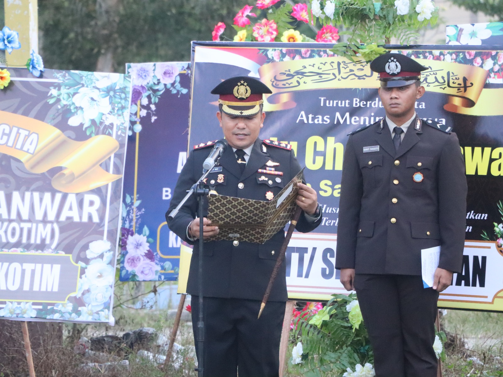 Kapolres Kotim Pimpin Upacara Pemberangkatan dan Pemakaman Alm. Aiptu Choirul Anwar dengan Khidmat