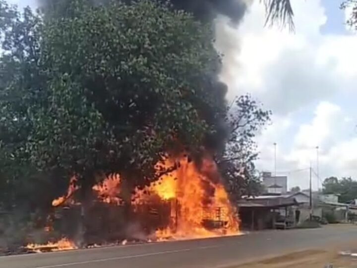 Diduga Korsleting, Mobil Pick Up Terbakar dan Hanguskan Satu Rumah di Cempaga Hulu