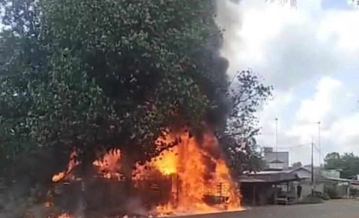Diduga Korsleting, Mobil Pick Up Terbakar dan Hanguskan Satu Rumah di Cempaga Hulu